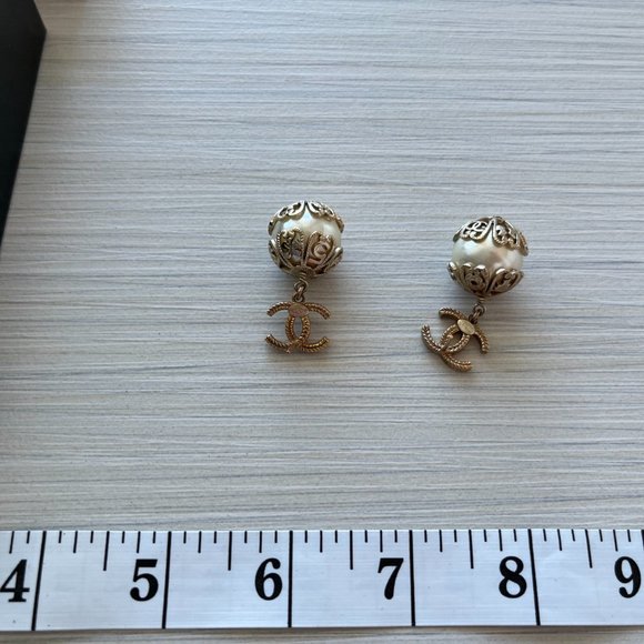 Vintage Logo earrings - Picture 7 of 16